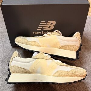 New Balance 327: Beige and Off-White
